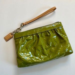 NWT Coach Leah Embossed Patent Leather Lime Green Wristlet 42354 SV/LM